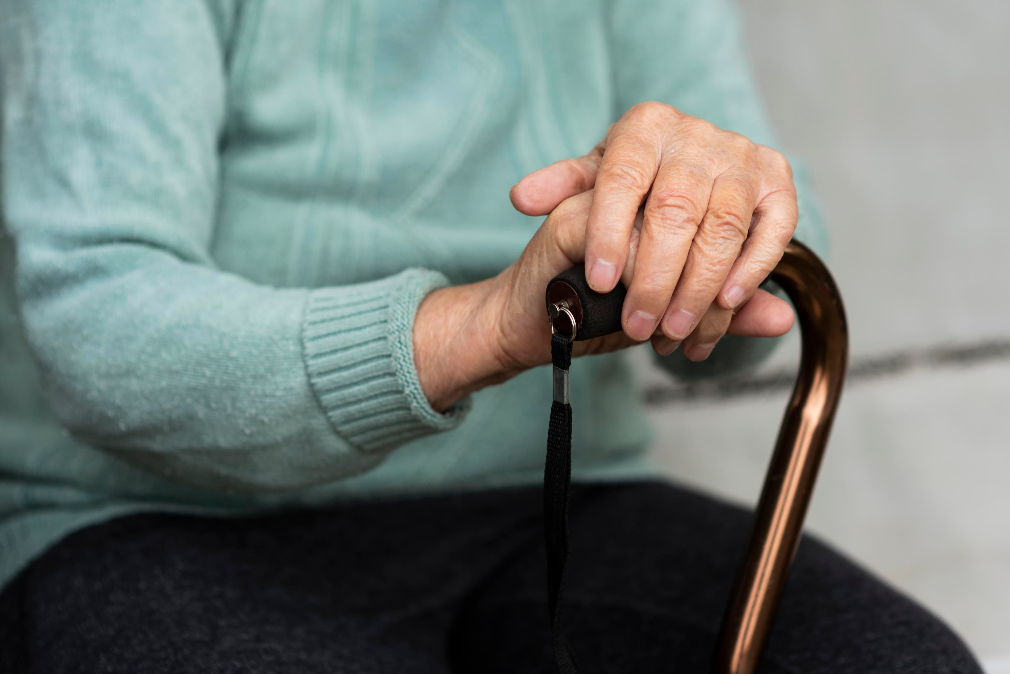 How to Choose the Right Walking Stick for the Elderly: A Complete Guide